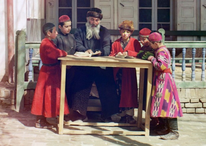 A group of Jewish children with a teacher in Samarkand, (in modern Uzbekistan), ca. 1910..jpg (135 KB)